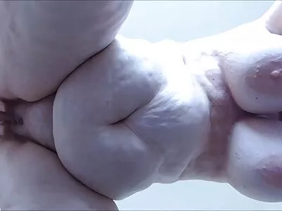 性感的娇小色情明星 Jynx 迷宫霜遍布鸡巴！
